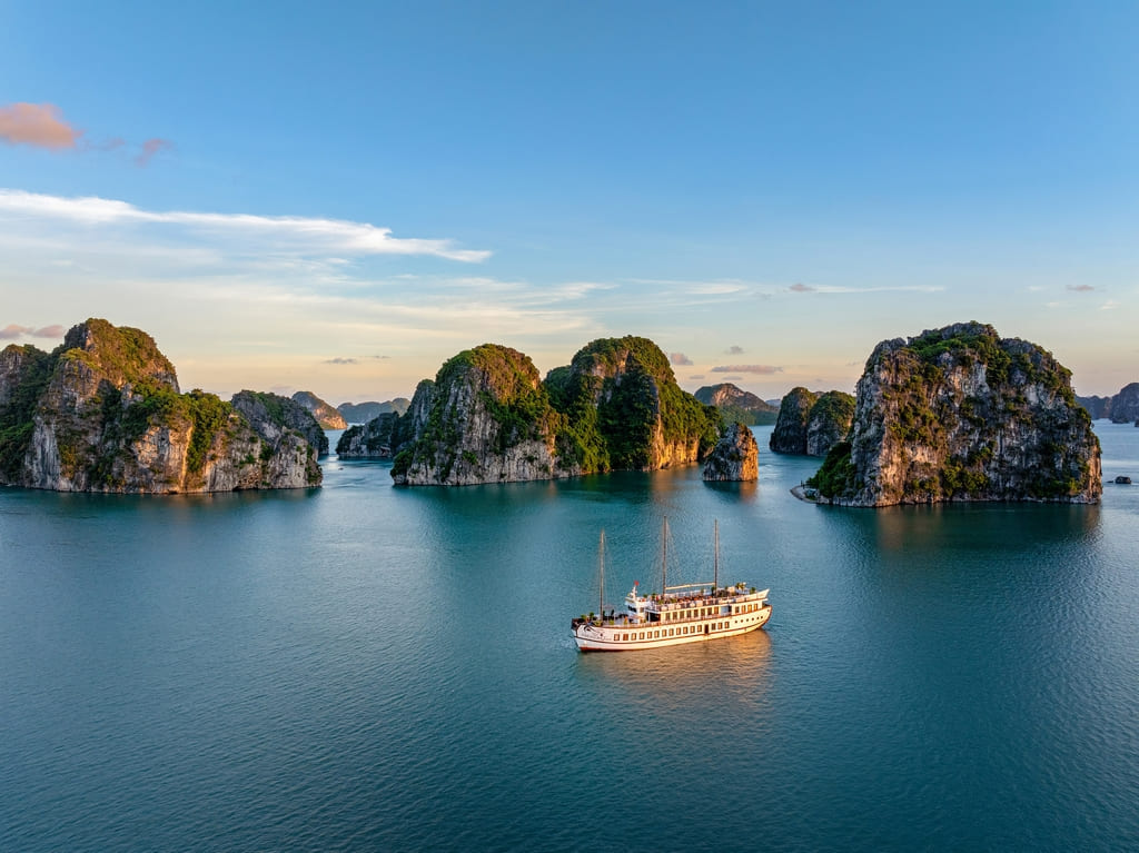 The Difference Between Halong and Bai Tu Long