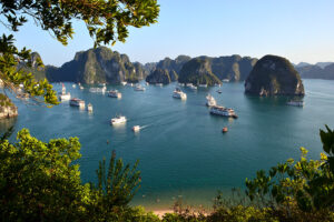 Mùa hè ở Hạ Long- Trời trong xanh, nắng vàng