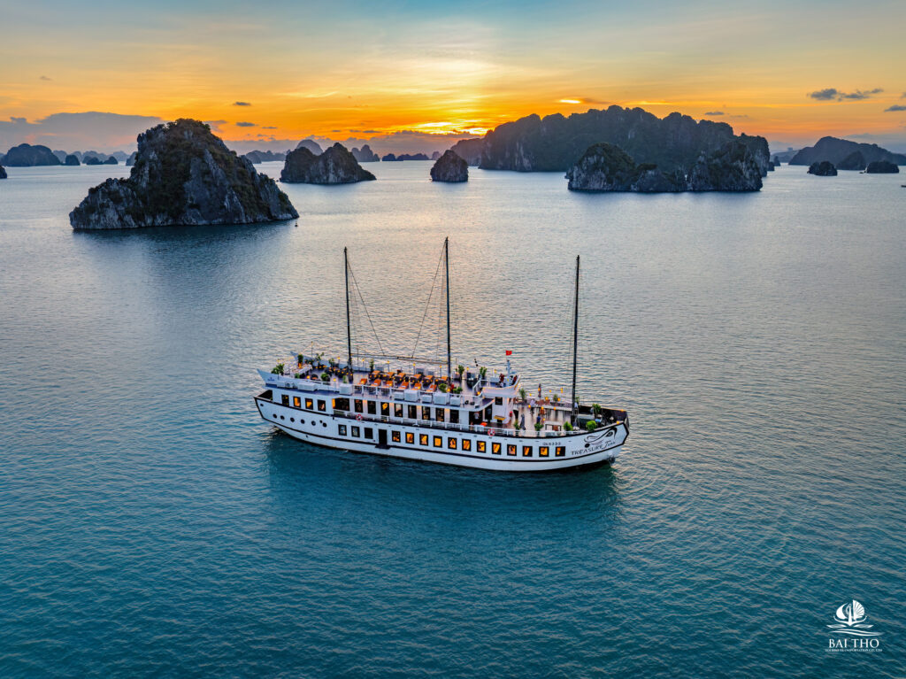 Treasure Junk - Explore Bai Tu Long Bay 