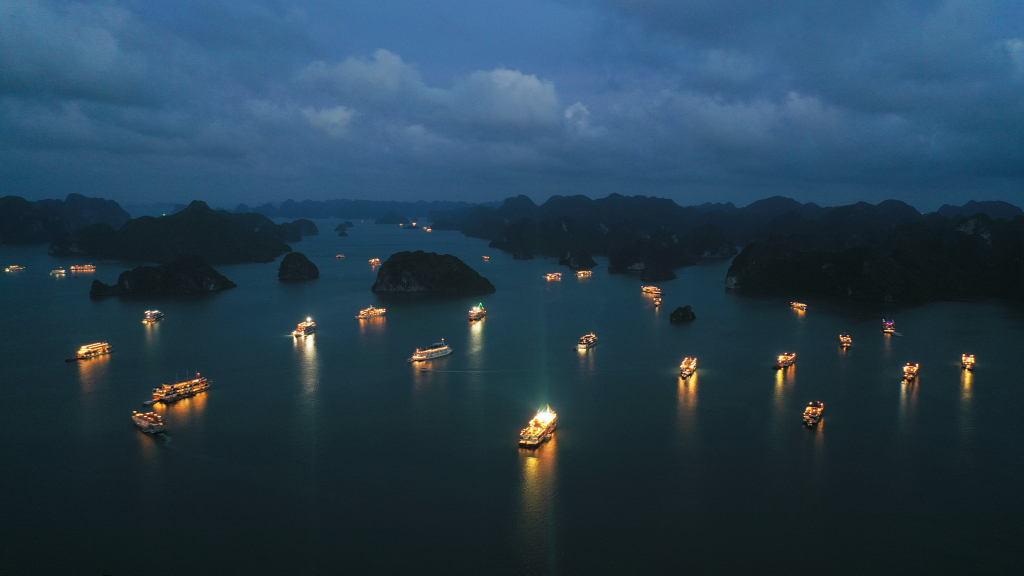 Top Activities on an Overnight Halong Bay Cruise: Kayaking, Caves, Island Visits, Cooking Class & Squid Fishing