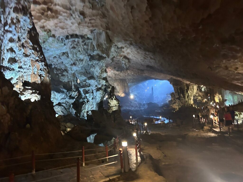 Khám Phá Hang Động — Kho Báu Địa Chất Của Vịnh Hạ Long