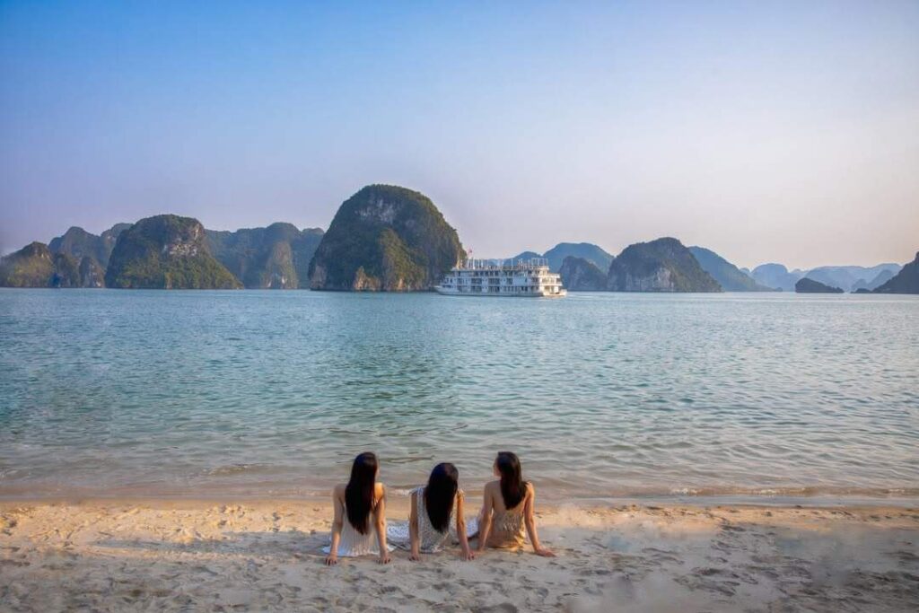 Những bãi biển bạn nên ghé khi đi du thuyền Vịnh Hạ Long (không phải bãi biển đất liền)