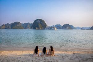 Những bãi biển bạn nên ghé khi đi du thuyền Vịnh Hạ Long (không phải bãi biển đất liền)