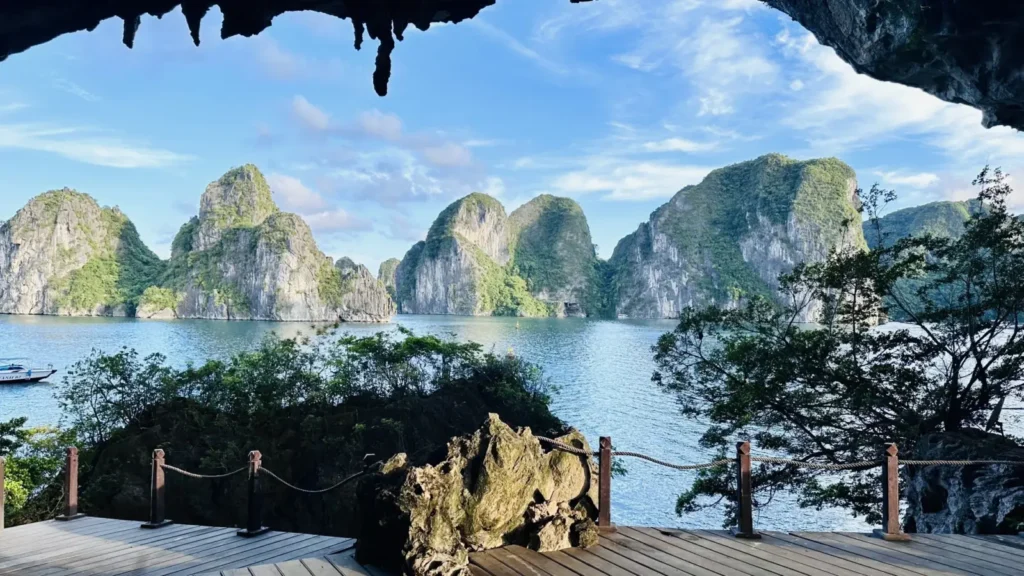 Trinh Nu Cave Beach Area