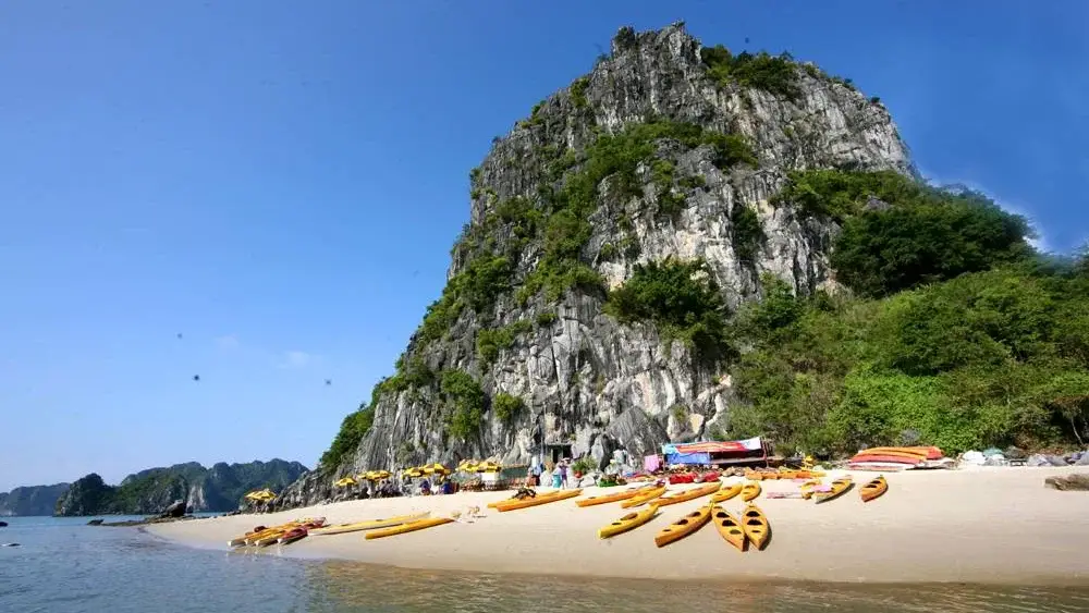 Bãi tắm gần khu vực gần Hang Thiên Cảnh Sơn