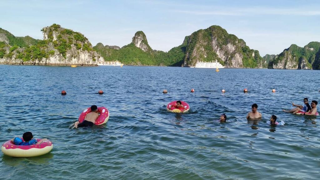 Tắm biển, vui chơi và leo núi tại đảo Ti Tốp