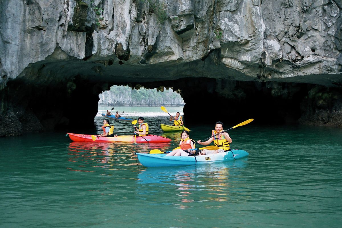 Chèo kayak ở Hang Luồn